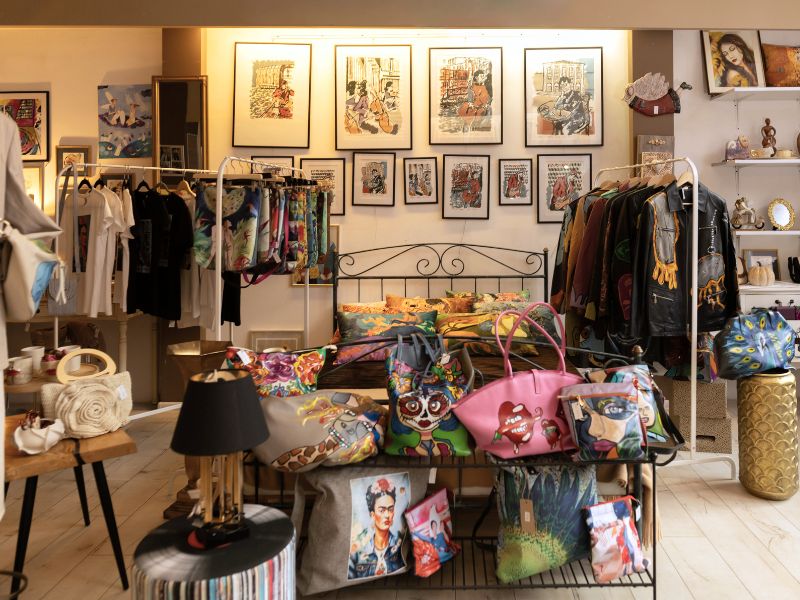 Wnętrze galerii i butiku Veno Art w Bydgoszczy z ekspozycją odzieży i dodatków