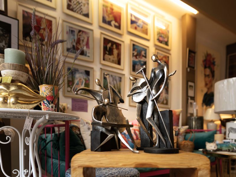 Ekspozycja metalowych rzeźb muzyków we wnętrzu salonu Veno Art w Bydgoszczy
