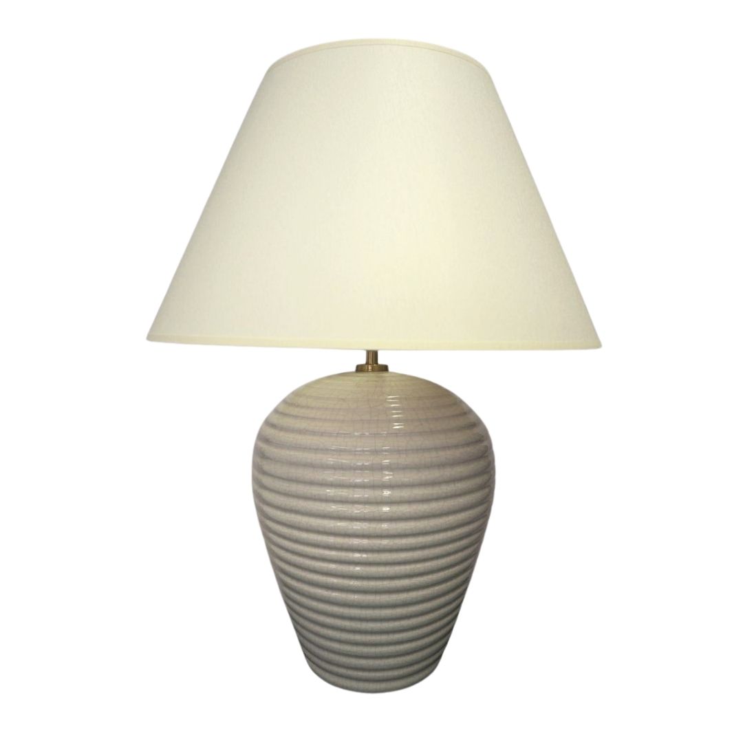 Klasyczna lampa stołowa Francesca z ceramiczną, prążkowaną podstawą i jasnym abażurem