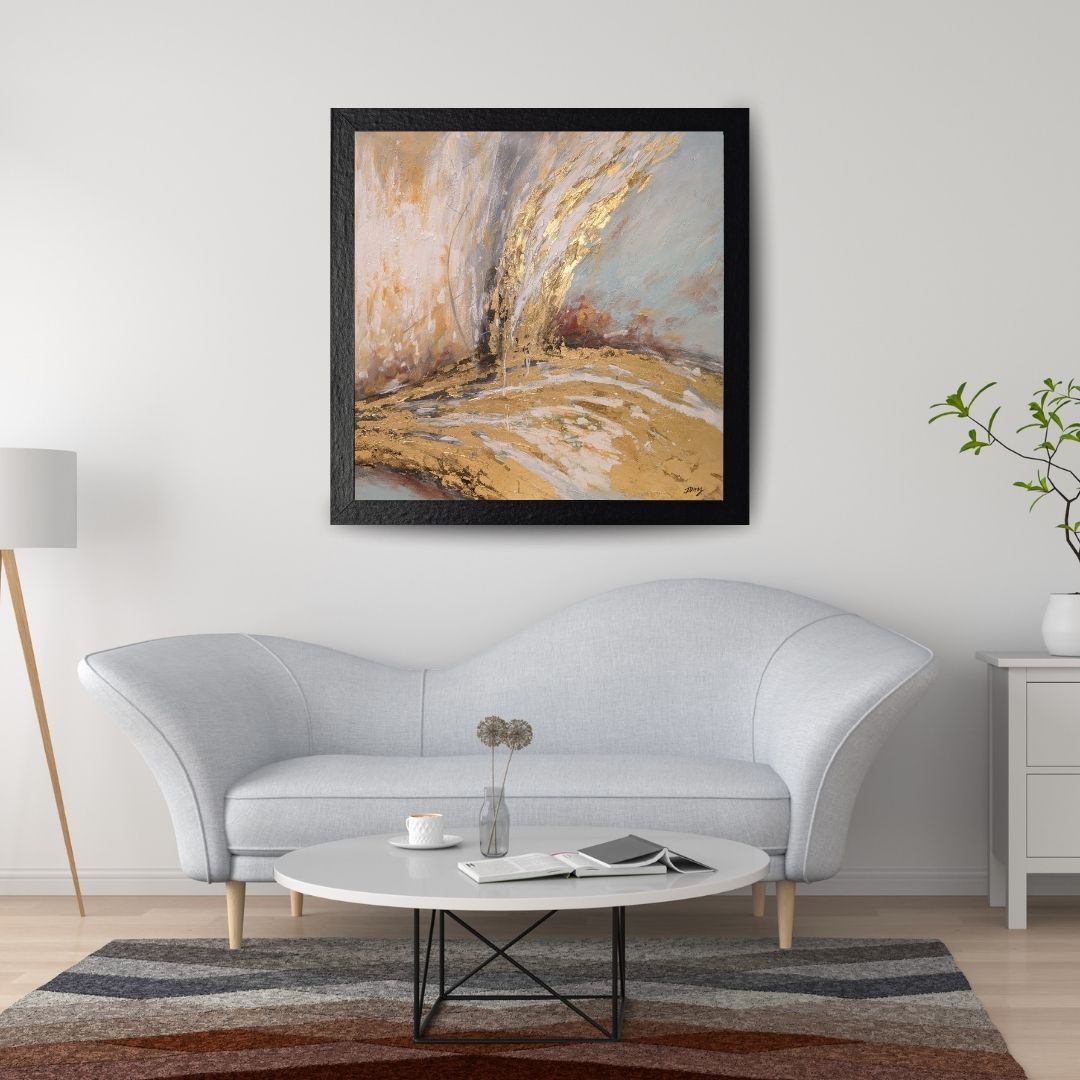 Obraz abstrakcyjny „Pustynny Blask” 110 × 110 cm w czarnej ramie na ścianie salonu.