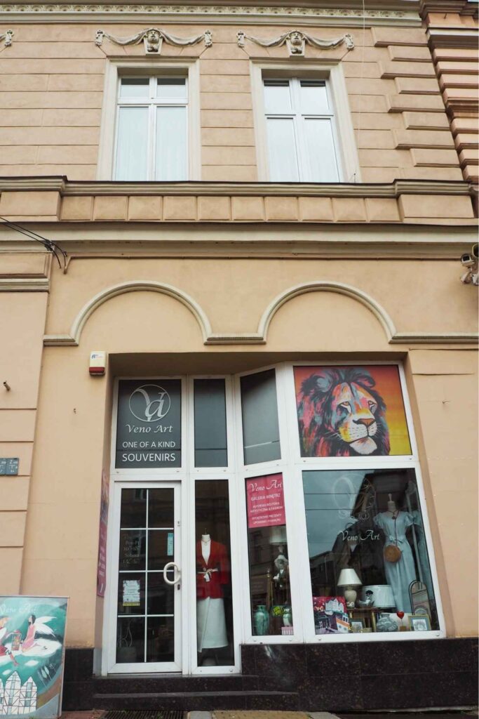 Fasada butiku z dekoracjami i sztuką Veno Art w historycznej kamienicy